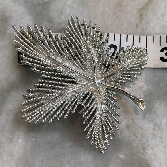 Sarah Coventry Bright Silver Leaf Brooch - Picture 4 of 5